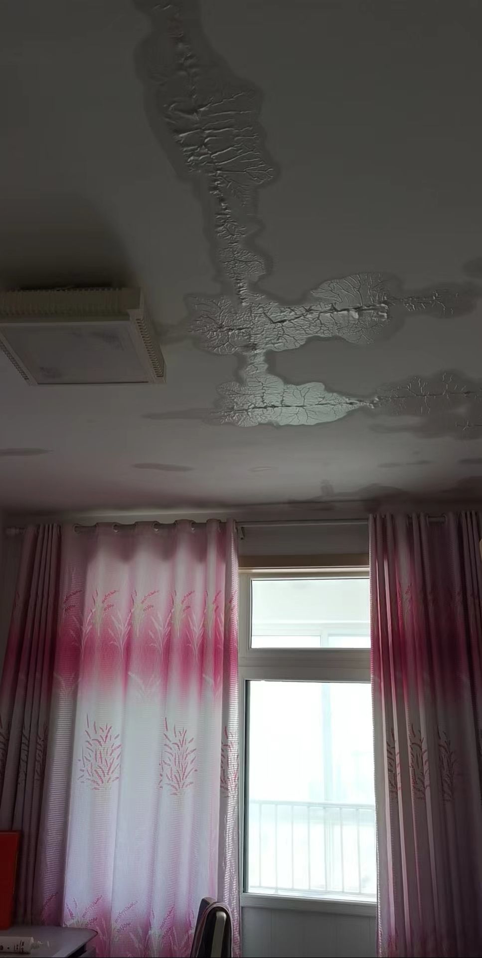 求助，楼上水管裂了，水渗到我天花板上给我电脑进水了，该怎么索赔1