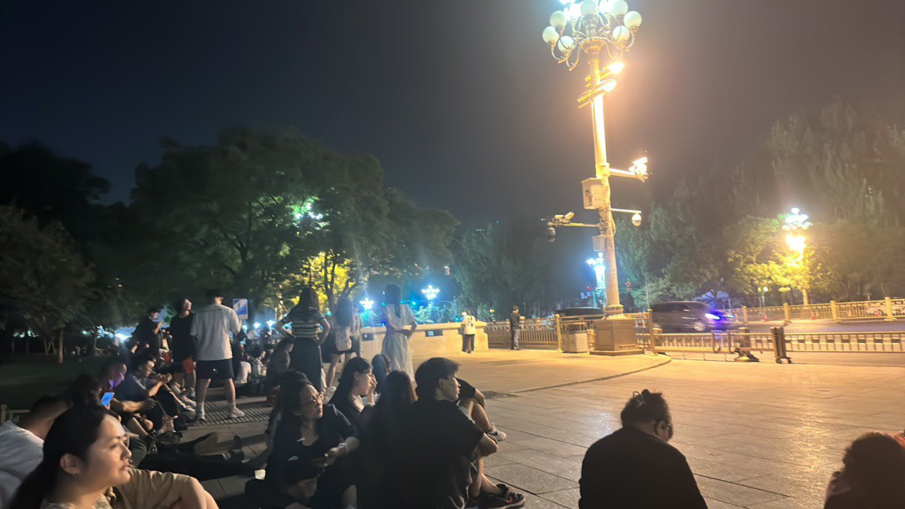 凌晨十二点 一个人在大街上压马路 哎……1