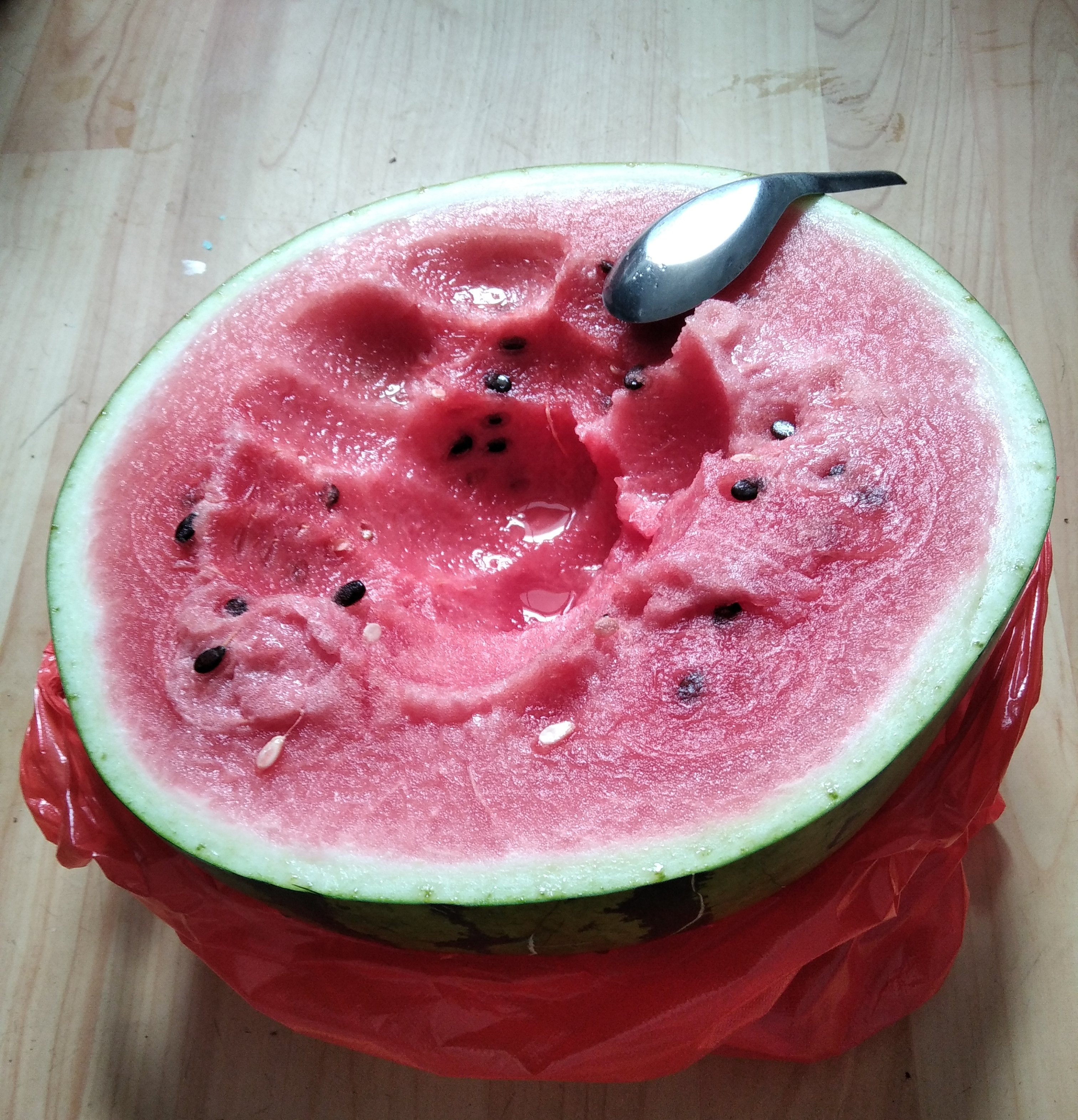 吃瓜想到数学问题，圆球型比椭球型的瓜皮少？1