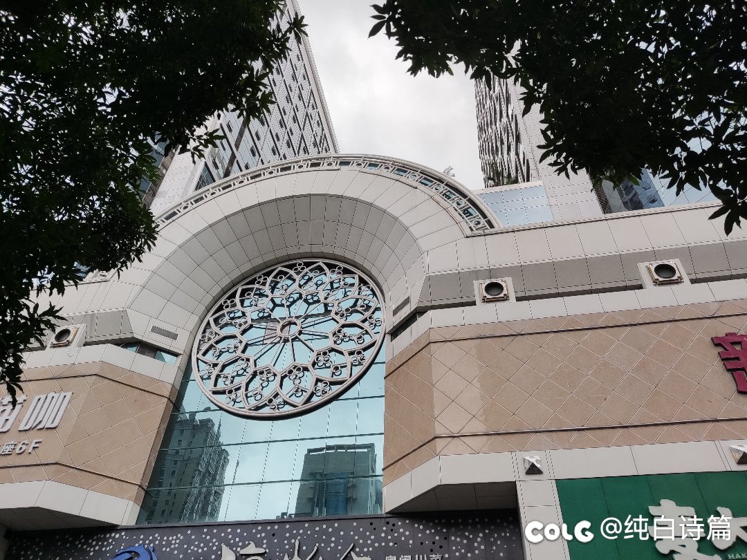 楼下空中花园两女的坐在外面护栏上拉横幅2