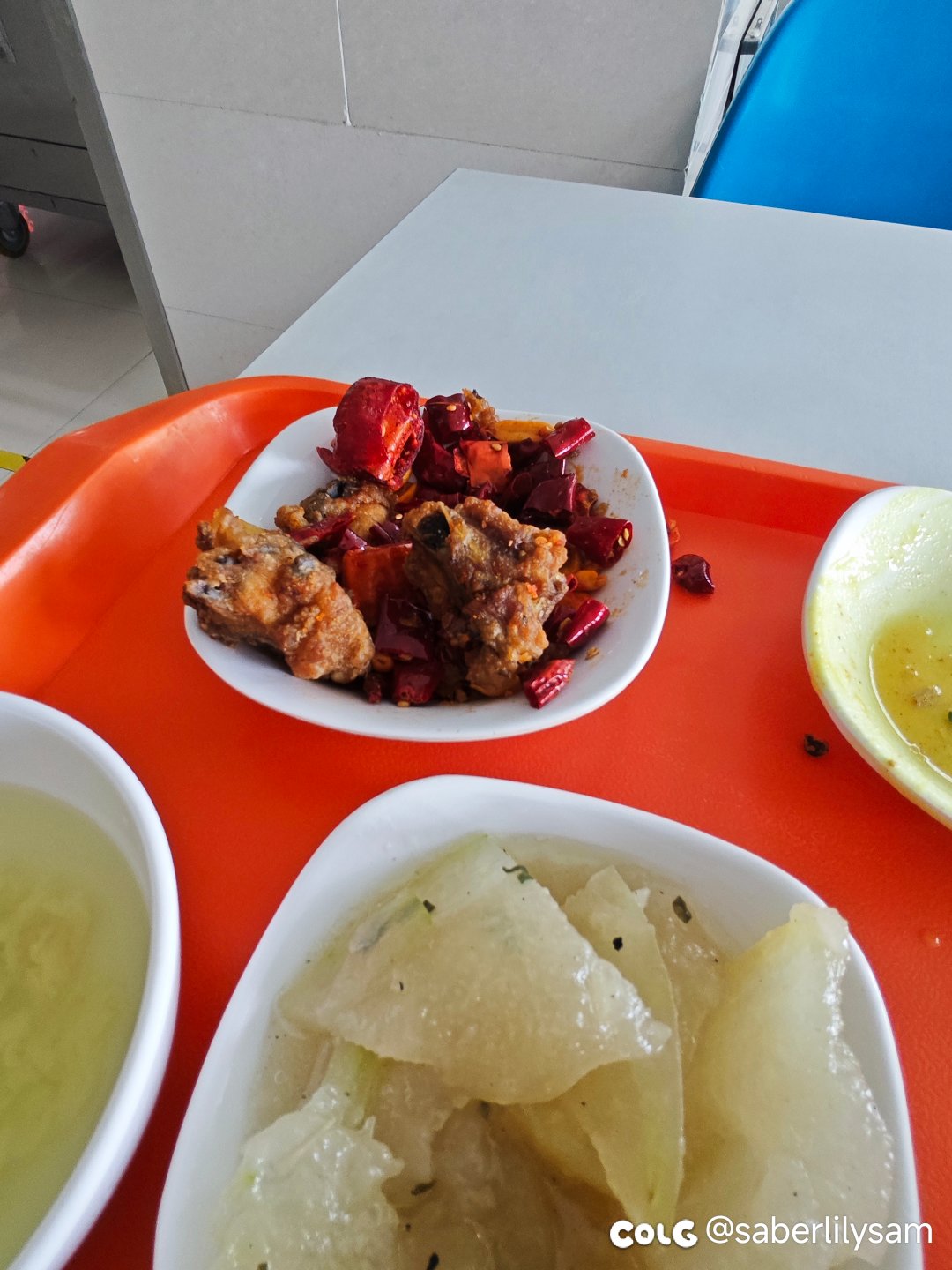 真tm绝了，这b食堂是怎么做到辣子鸡一股鱼腥味的？2