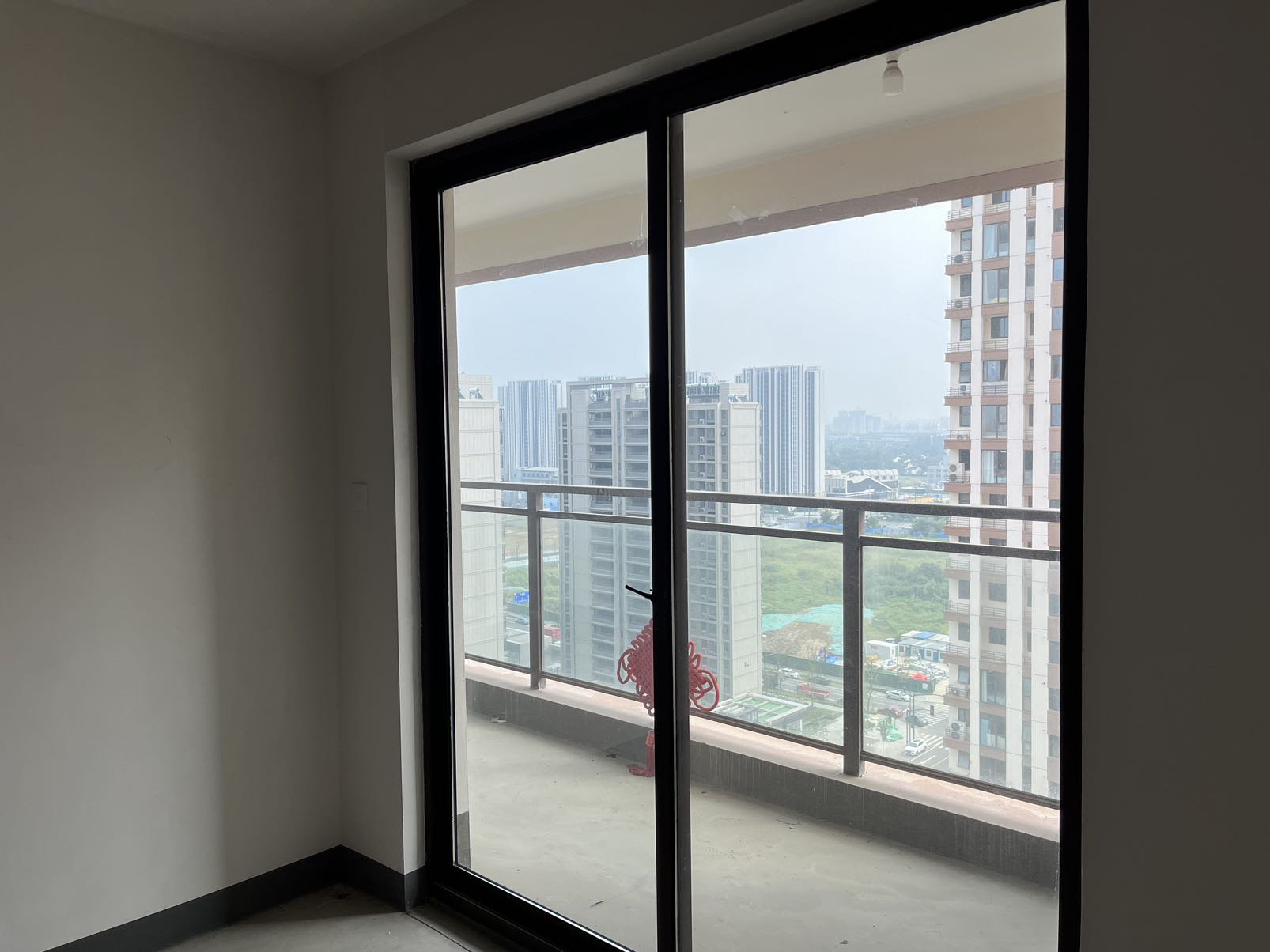 感觉安个马桶就能直接入住了（刚交付的毛胚房）2