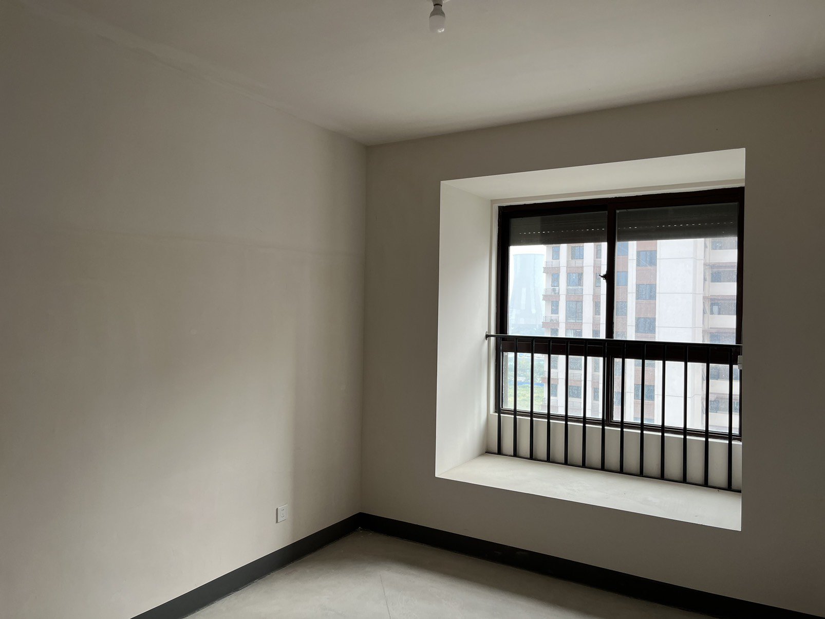 感觉安个马桶就能直接入住了（刚交付的毛胚房）3