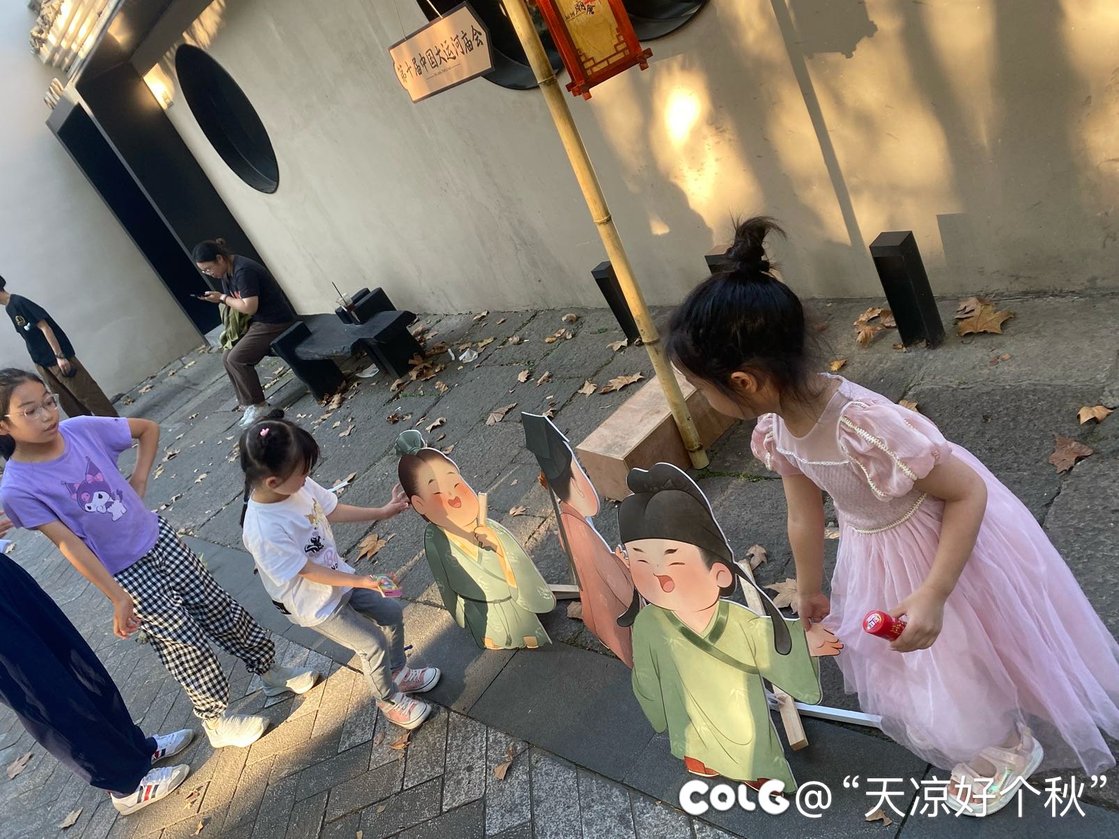 再热也得遛遛娃。。。2