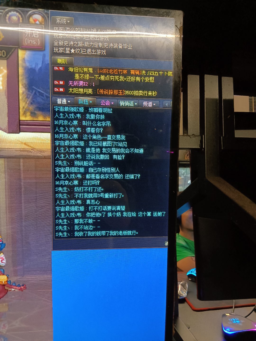 名字就叫回廊遇见狗，还被狗咬了一口3