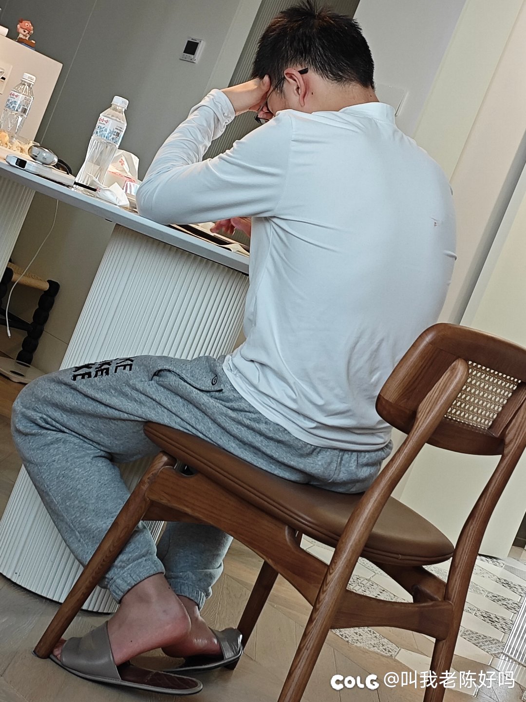 哪有人做作业做到手机要充电的1