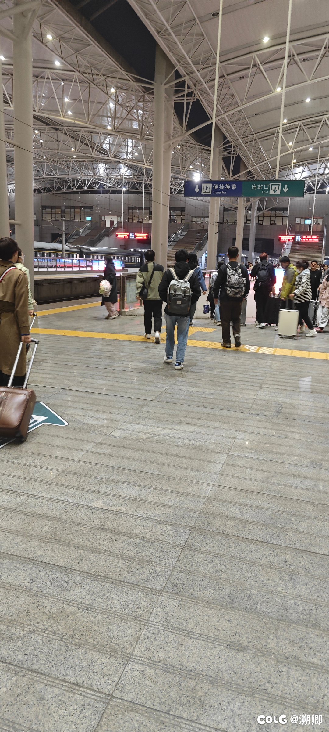 吃饭吃饭:我穿个短袖跟个傻逼一样1