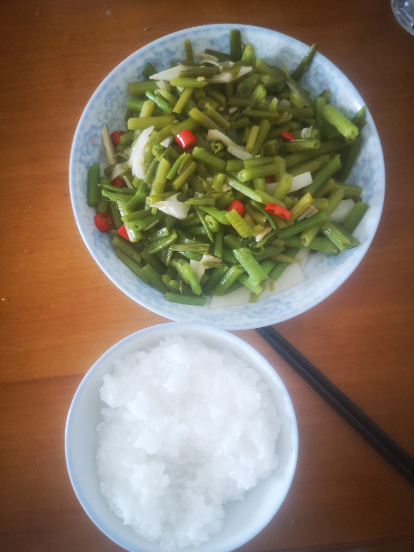 这个季节，又到了吃酸空心菜梗的时候了，不过我觉得酸南瓜藤更好吃1