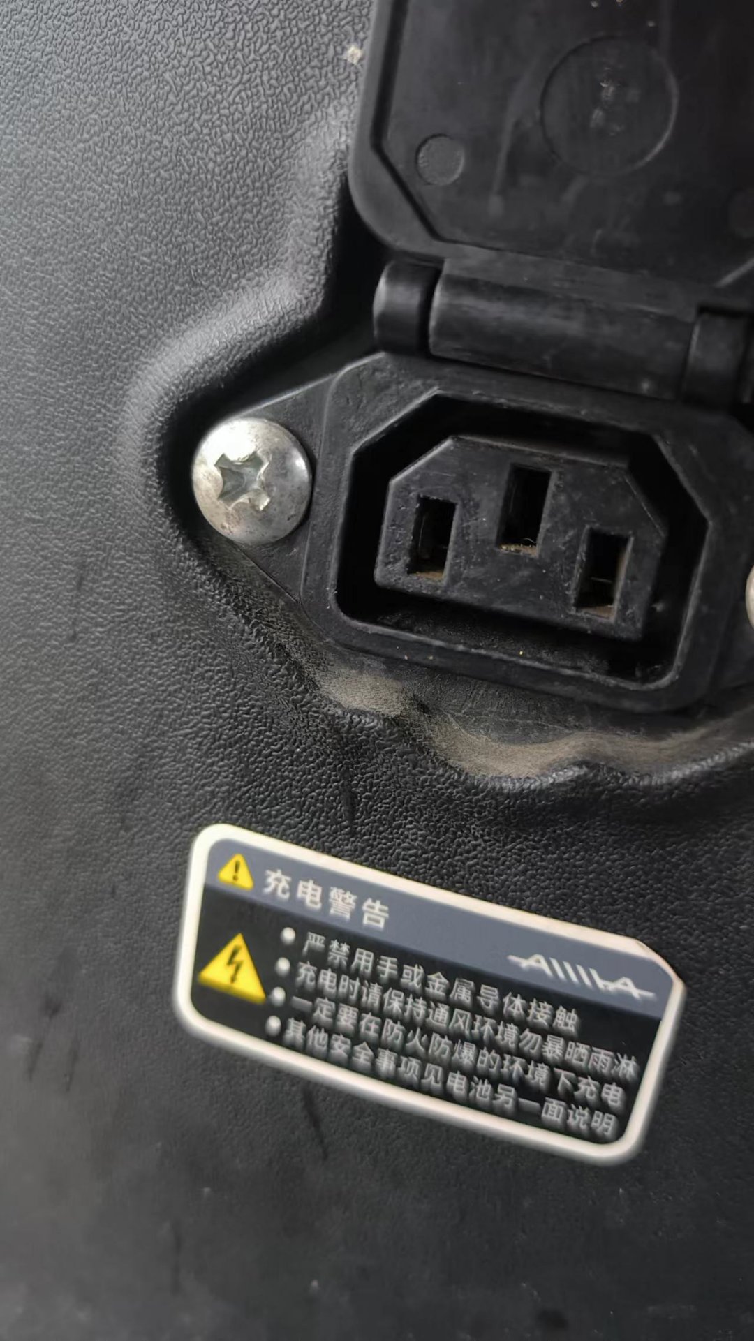 电瓶车开了半路没电了一看充电器我蒙了2