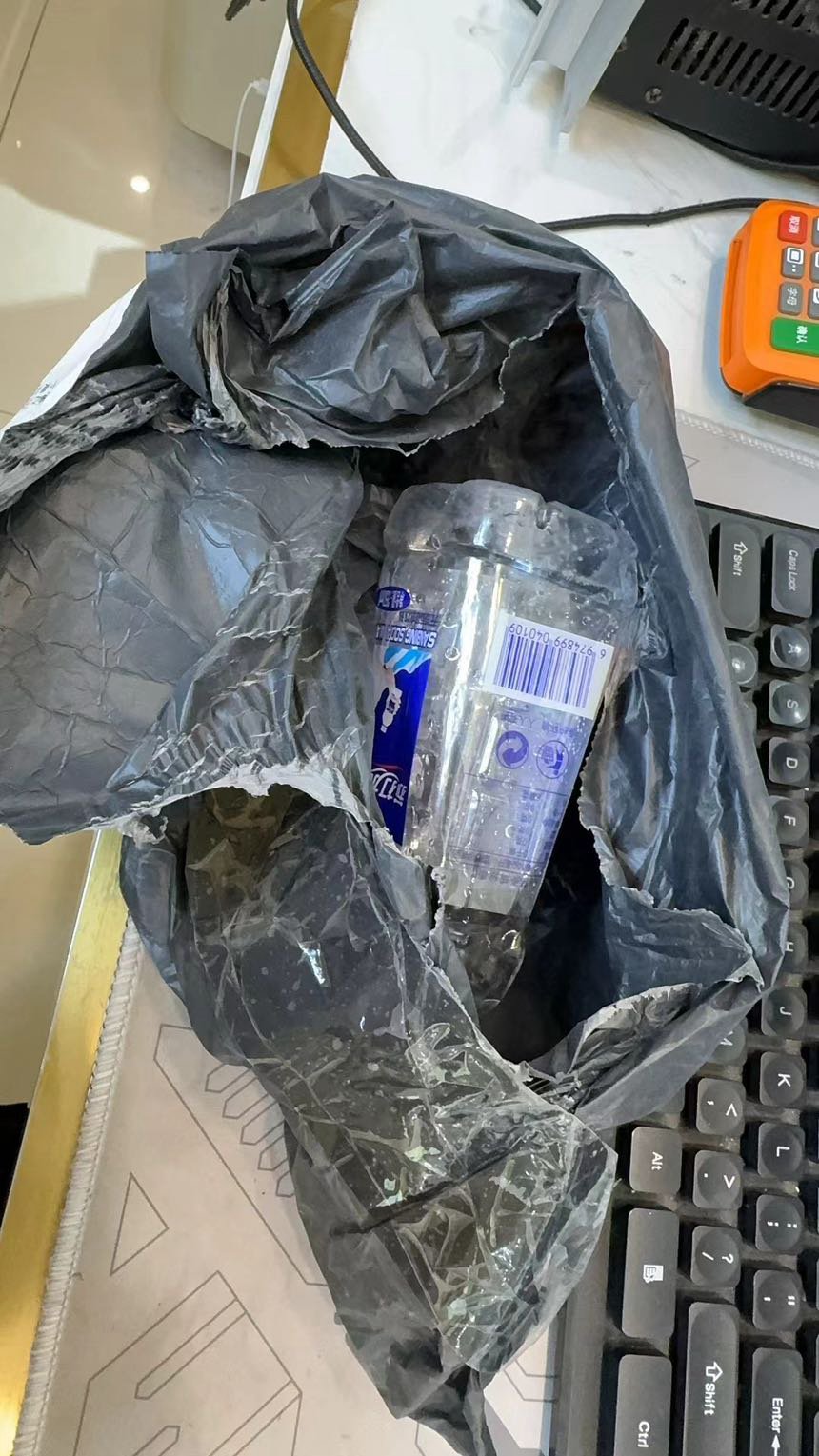 挺离谱的，头一次碰见偷快递的1