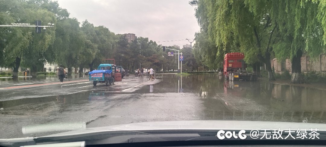 这雨下得有点大了。1