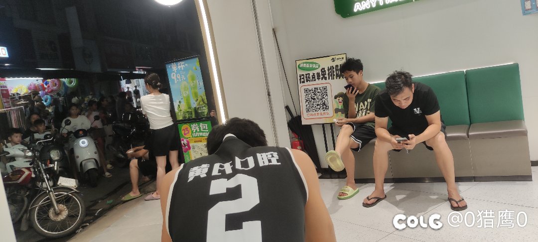 今天奶茶店好多人1