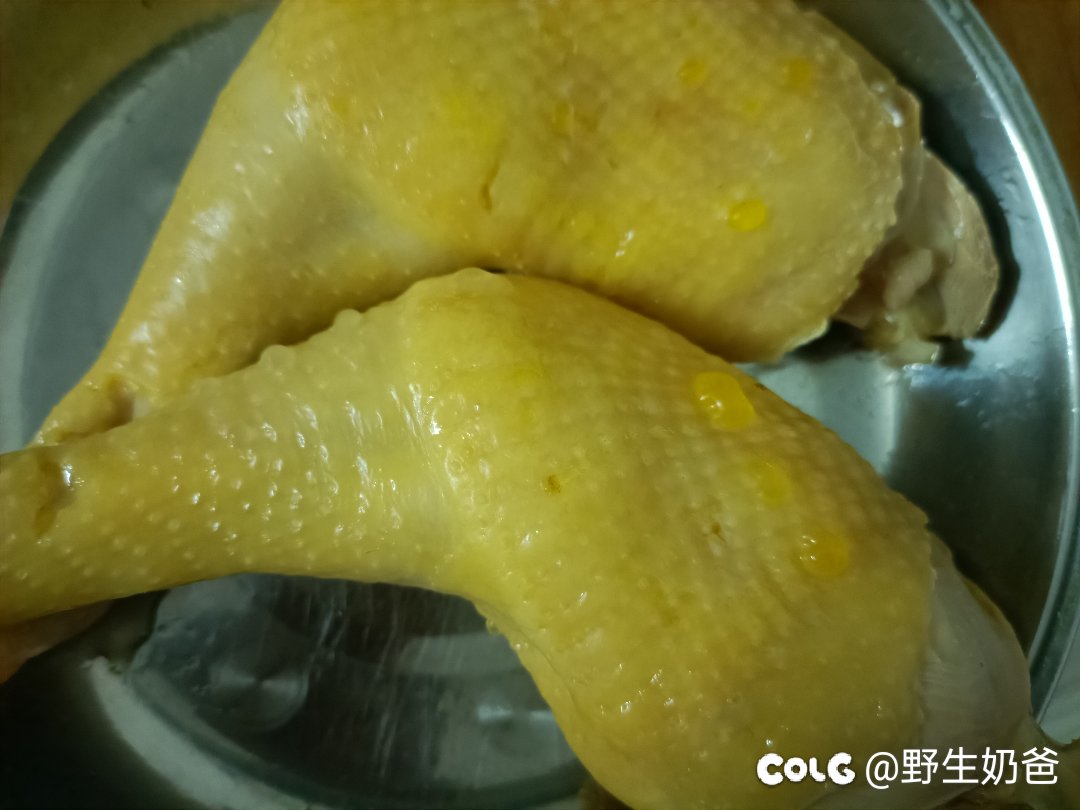 今天买的鸡腿很靓啊，就加了盐跟姜，煮出来颜色这么黄1