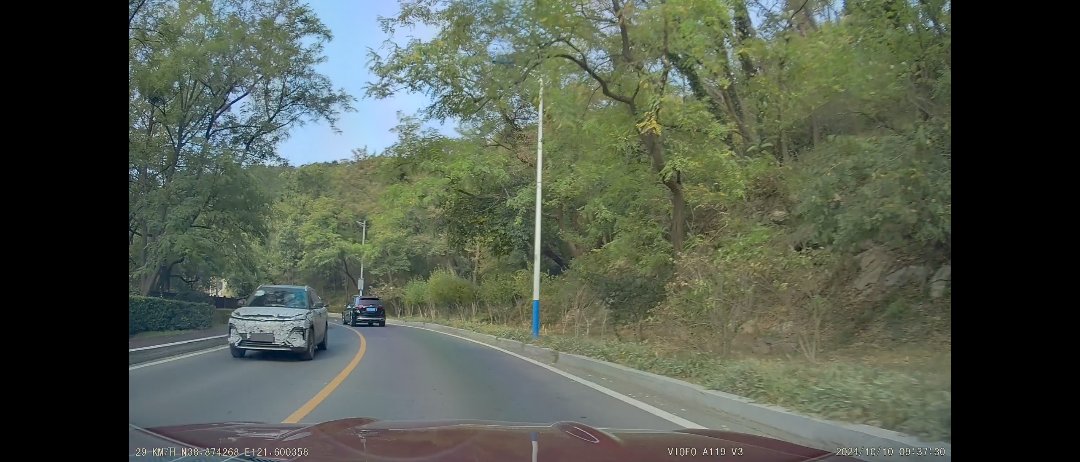 刚刚无聊去跑了下山路遇到俩伪装车1