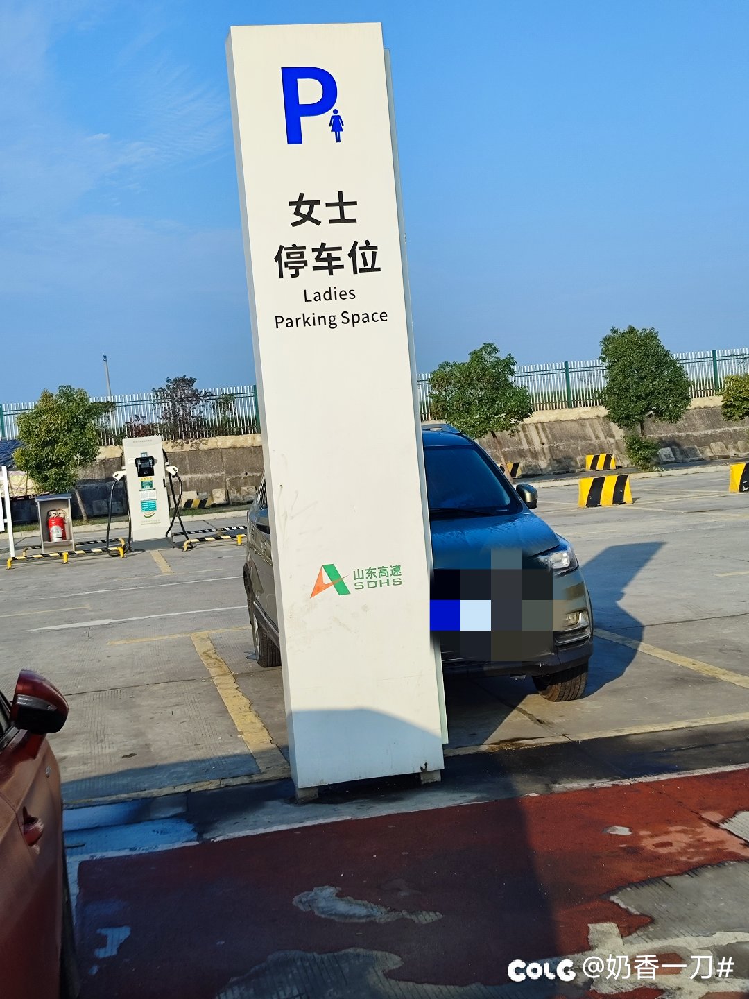 路过襄阳服务区看到了女士停车位，先进啊！1