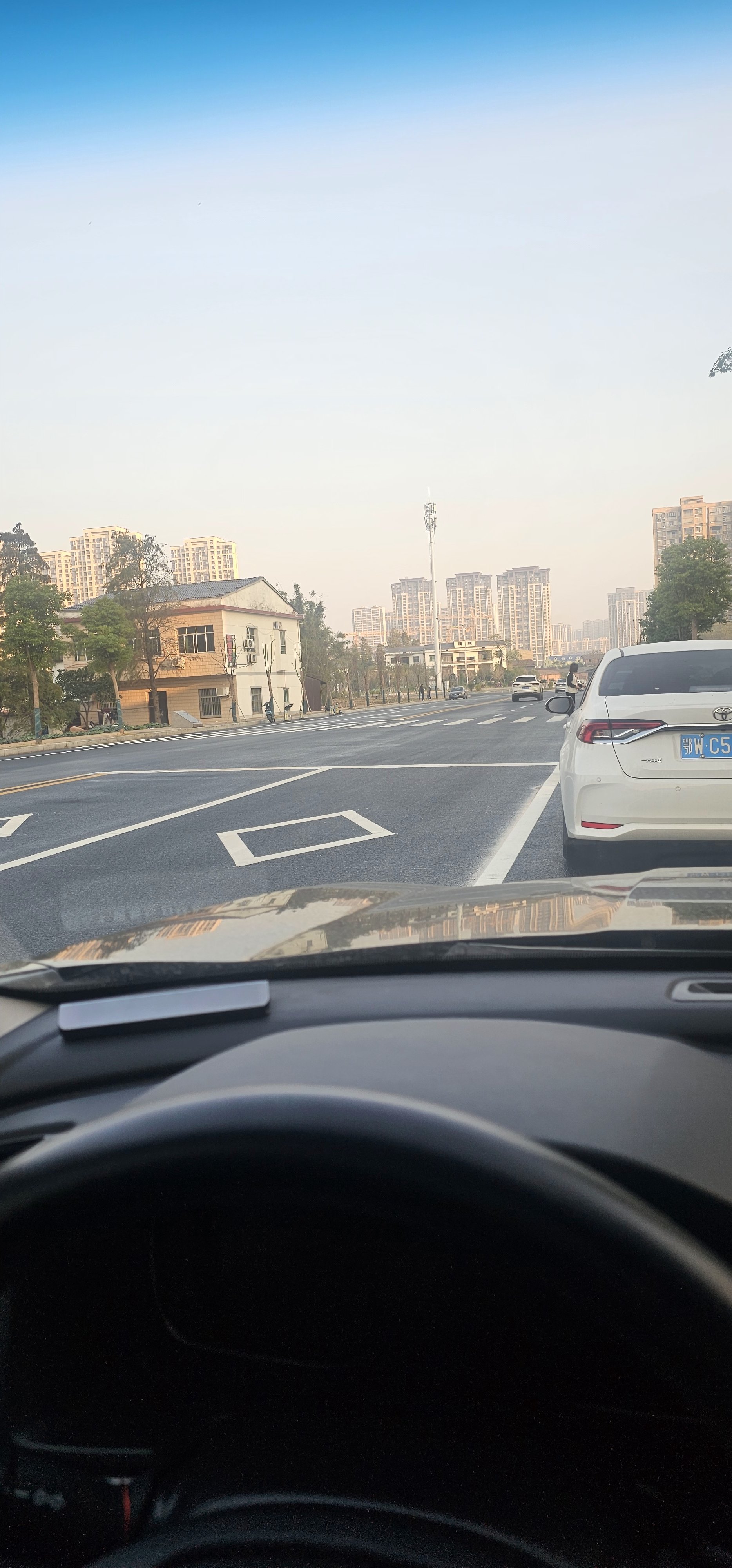 昨晚上交警蜀黍扫了小区两条街2