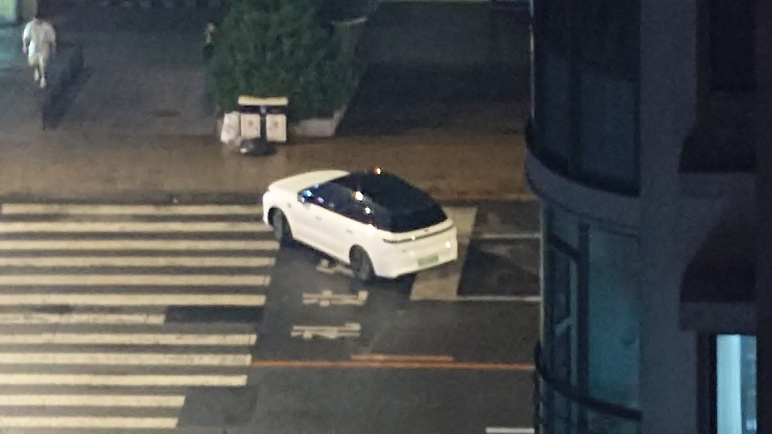 玩电脑站起来休息会往窗外看1