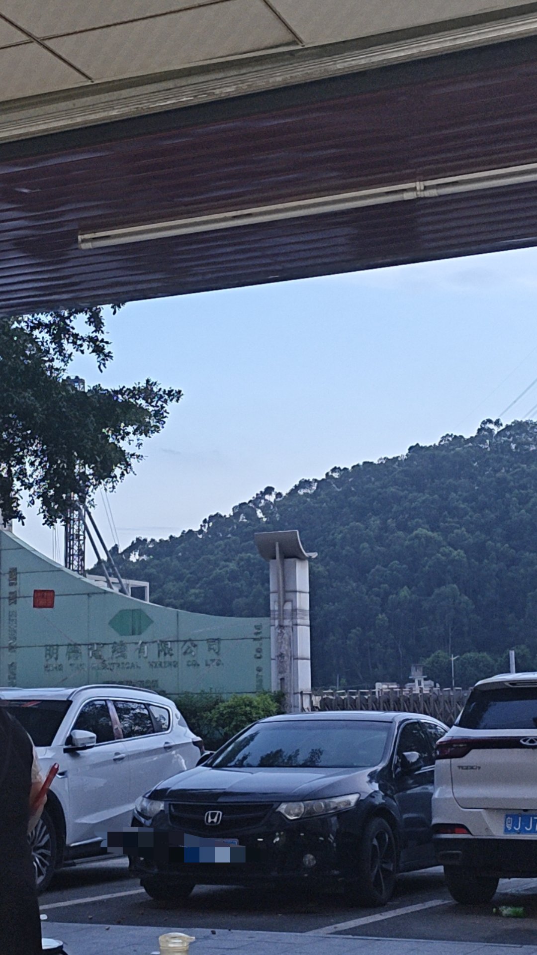 公司对面的厂也顶不住倒闭了1