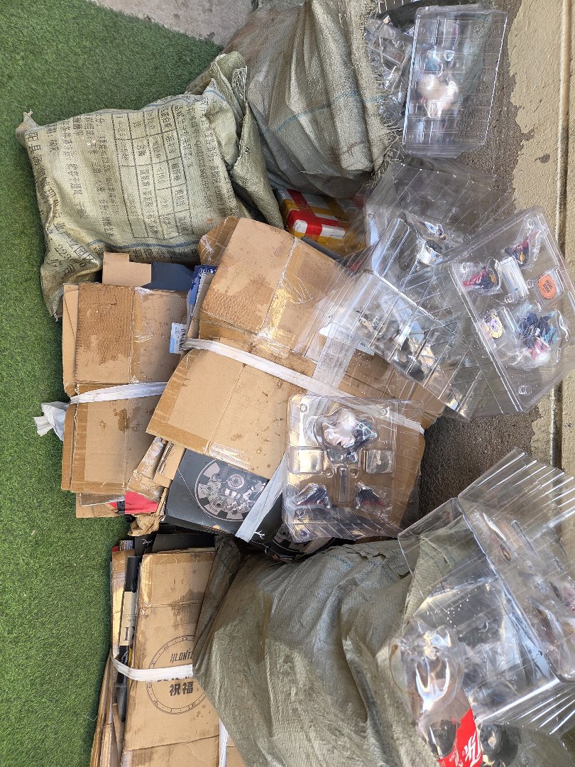 前些年别人送我的克伦特凯丽周边，今天我送给修车老头1