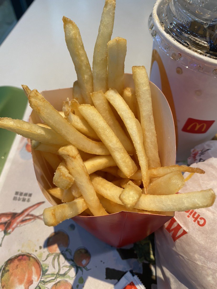 刚出锅泛着油光的薯条1