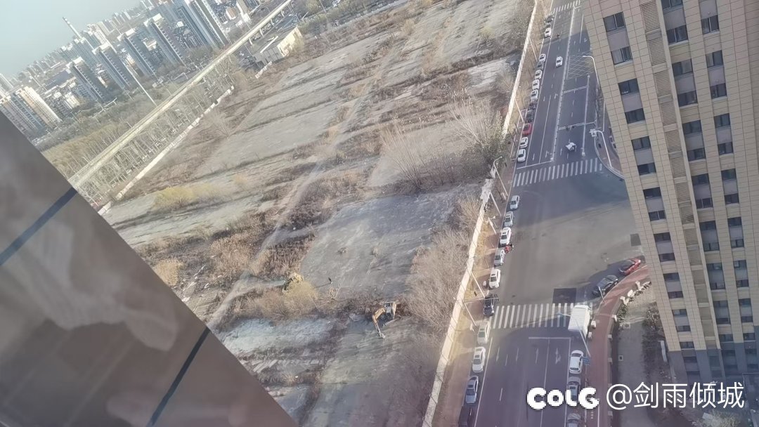 小区外面闲置的空地突然进了挖机1