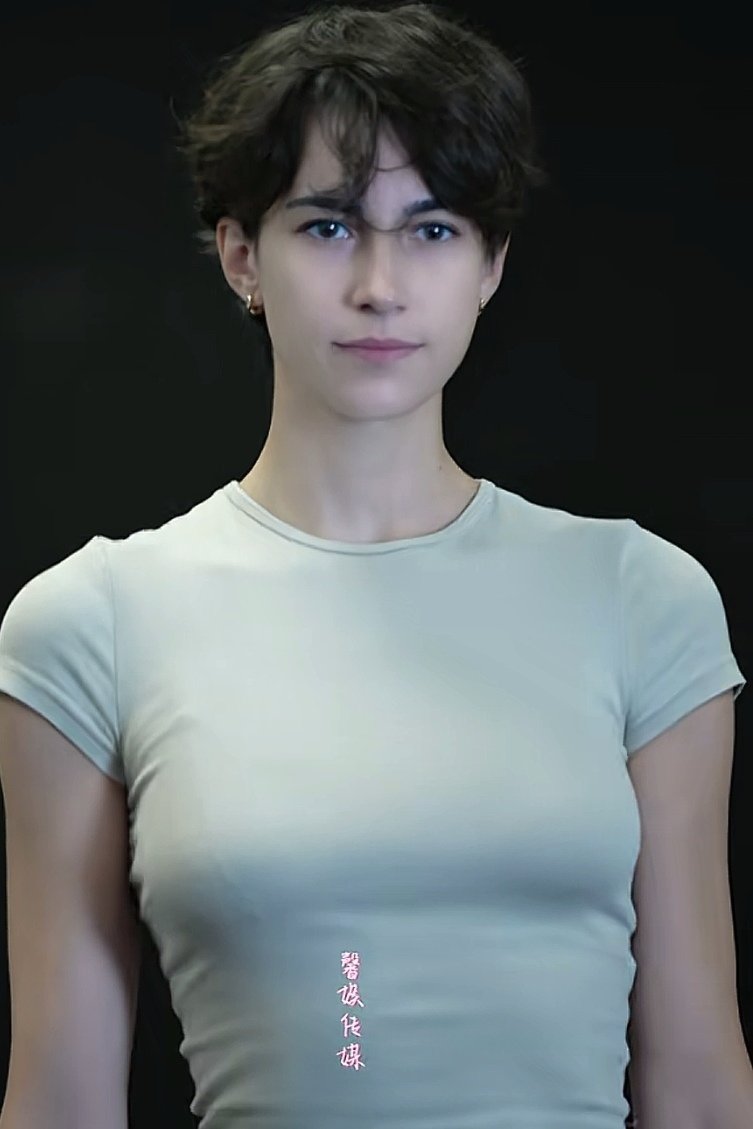 这女的帅的跟Ai似的，美的雌雄难辨！2