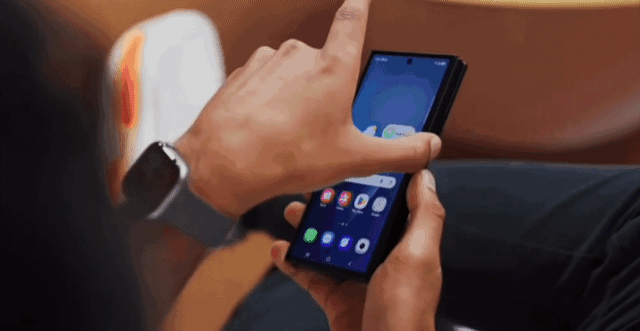 三星的第一款内折三折叠手机2