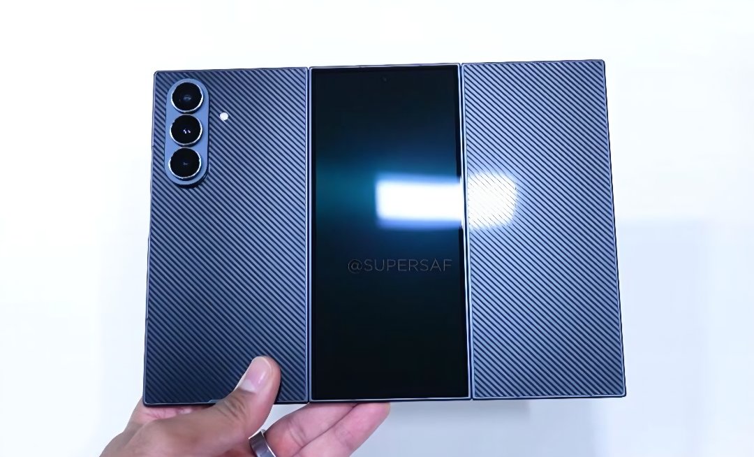 三星的第一款内折三折叠手机4