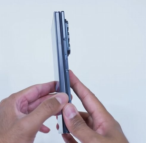 三星的第一款内折三折叠手机5