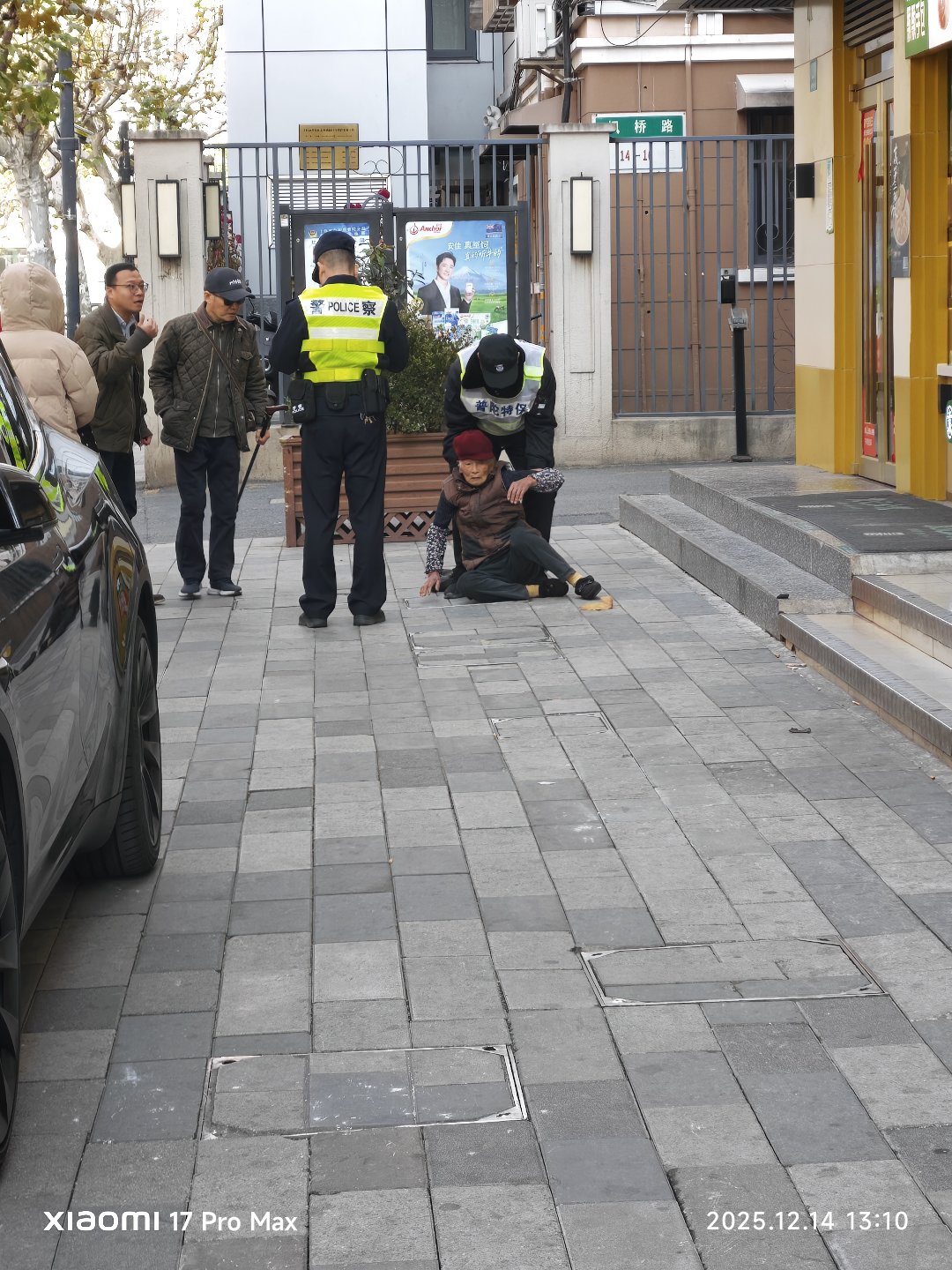 现实版警察不来 没人敢扶2